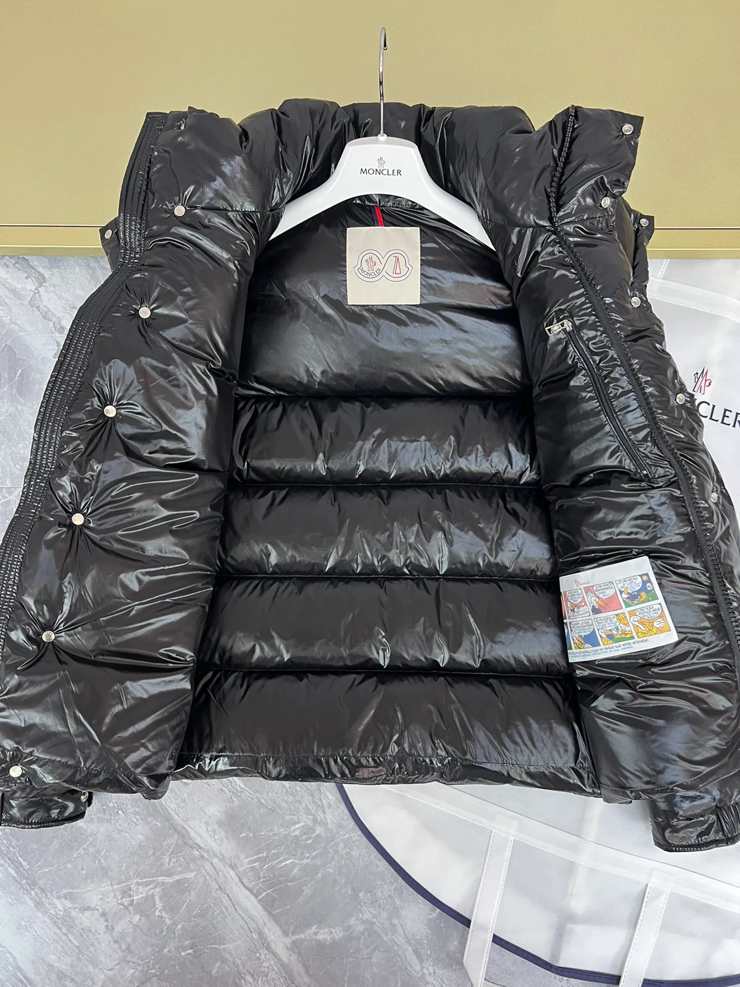 P390 Moncler/ 2026 70 、 。 DNA ， ， 。 Classic ， 、 。 Classic 70 。 Quality， 90 ，Premium Quality ， ，Black ！ Sizes M-3XL